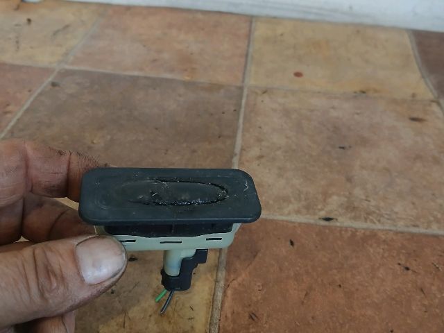 bontott RENAULT CLIO III Csomagtérajtó Kapcsoló