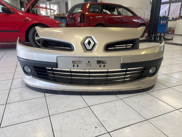 bontott RENAULT CLIO III Első Lökhárító (Részeivel)