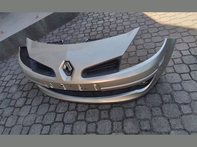 bontott RENAULT CLIO III Első Lökhárító (Részeivel)