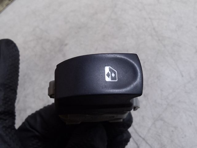 bontott RENAULT CLIO III Jobb első Ablakemelő Kapcsoló