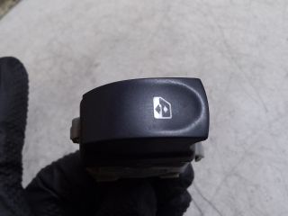 bontott RENAULT CLIO III Jobb első Ablakemelő Kapcsoló