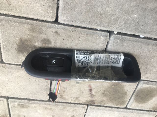 bontott RENAULT CLIO III Jobb első Ablakemelő Kapcsoló