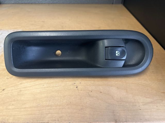 bontott RENAULT CLIO III Jobb első Ablakemelő Kapcsoló