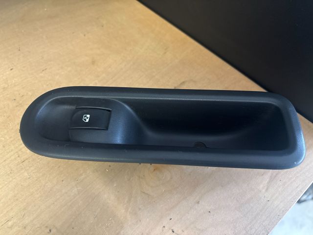 bontott RENAULT CLIO III Jobb első Ablakemelő Kapcsoló