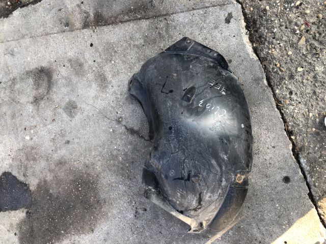 bontott RENAULT CLIO III Jobb első Első Dobbetét (Kerékjárati, Műanyag)