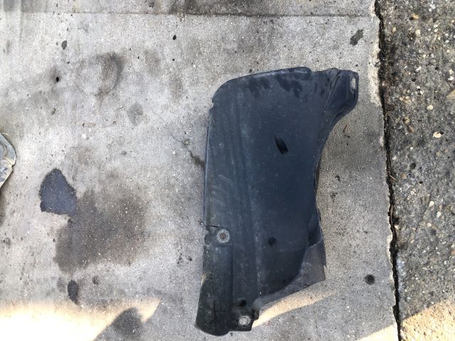 bontott RENAULT CLIO III Jobb első Első Dobbetét (Kerékjárati, Műanyag)