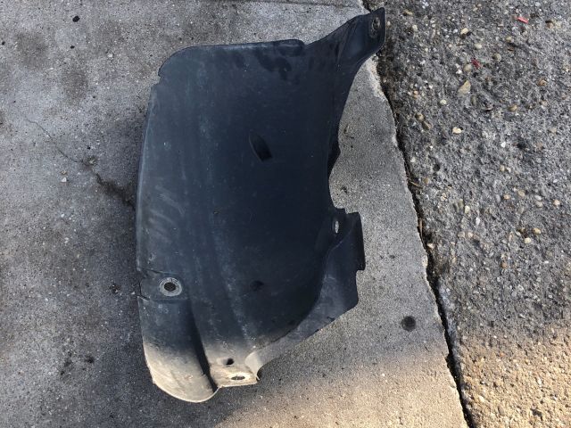 bontott RENAULT CLIO III Jobb első Első Dobbetét (Kerékjárati, Műanyag)