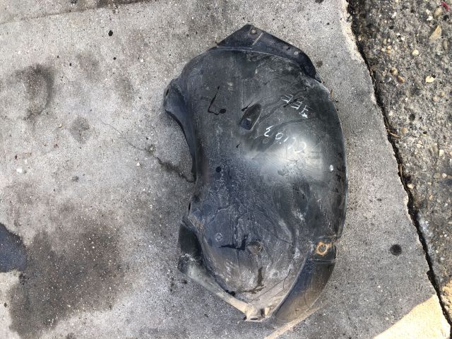 bontott RENAULT CLIO III Jobb első Első Dobbetét (Kerékjárati, Műanyag)