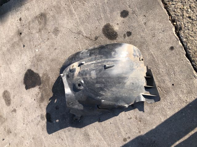 bontott RENAULT CLIO III Jobb első Első Dobbetét (Kerékjárati, Műanyag)