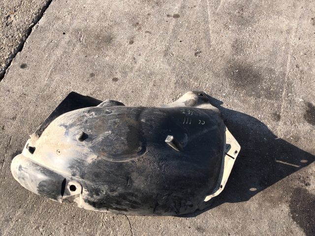 bontott RENAULT CLIO III Jobb első Első Dobbetét (Kerékjárati, Műanyag)