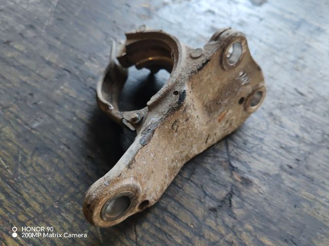 bontott RENAULT CLIO III Jobb első Féltengely Tartó