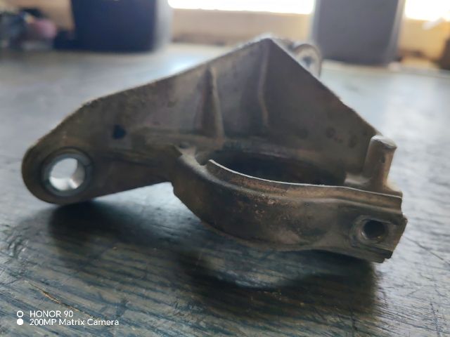 bontott RENAULT CLIO III Jobb első Féltengely Tartó