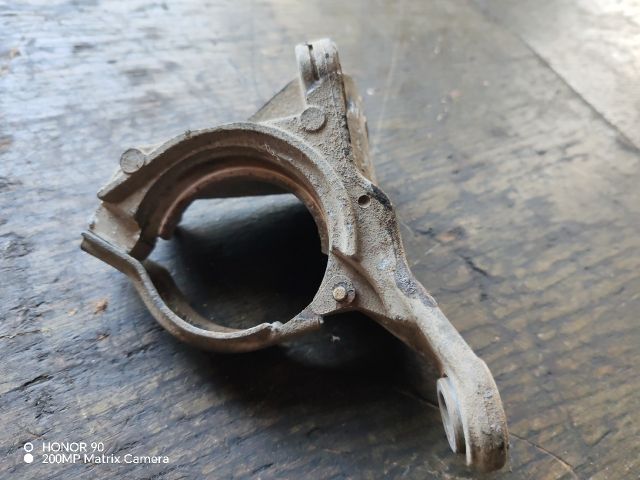 bontott RENAULT CLIO III Jobb első Féltengely Tartó