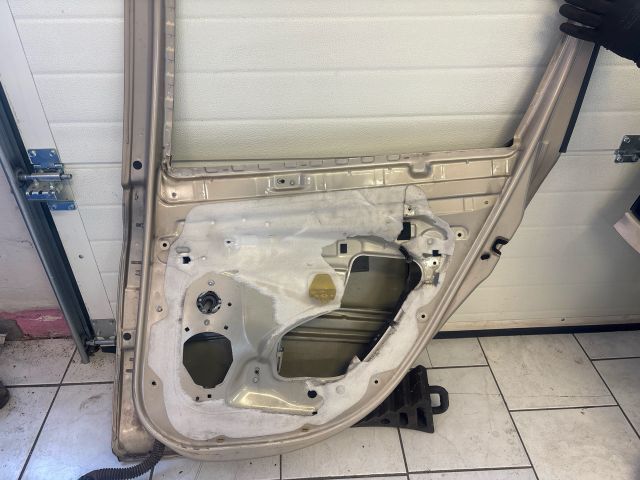 bontott RENAULT CLIO III Jobb hátsó Ajtó (Üres lemez)