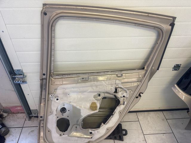 bontott RENAULT CLIO III Jobb hátsó Ajtó (Üres lemez)