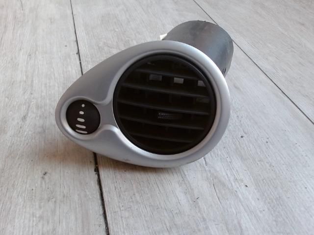 bontott RENAULT CLIO III Jobb Szellőző