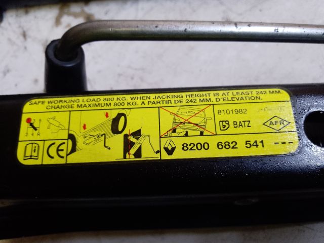 bontott RENAULT CLIO III Szerszámkészlet