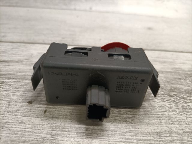 bontott RENAULT CLIO III Vészvillogó Kapcsoló