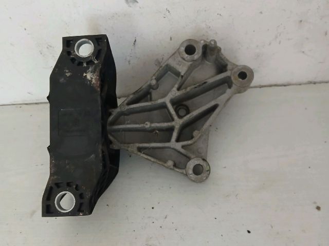 bontott RENAULT CLIO IV Motor Tartó Bak Jobb