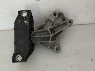 bontott RENAULT CLIO IV Motor Tartó Bak Jobb