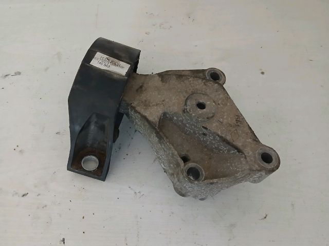 bontott RENAULT CLIO IV Motor Tartó Bak Jobb