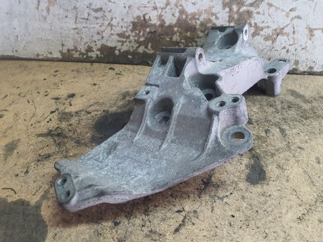 bontott RENAULT CLIO IV Generátor Tartó Bak