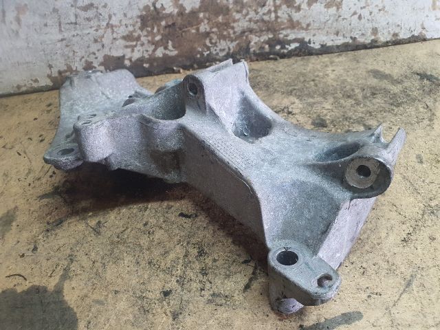 bontott RENAULT CLIO IV Generátor Tartó Bak