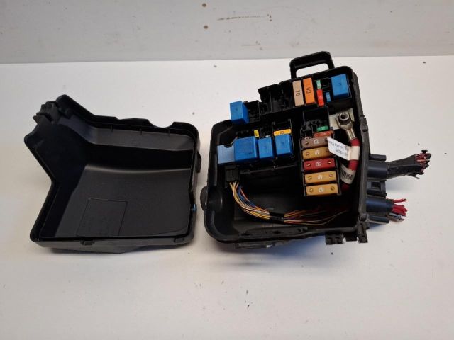 bontott RENAULT CLIO IV Biztosítéktábla Motortér