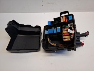 bontott RENAULT CLIO IV Biztosítéktábla Motortér