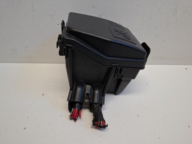 bontott RENAULT CLIO IV Biztosítéktábla Motortér