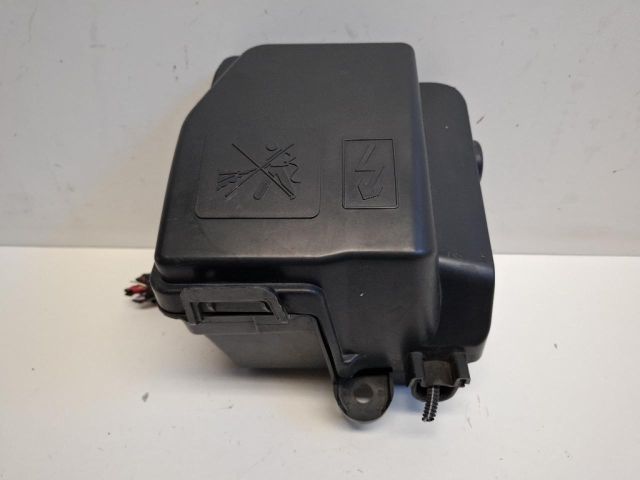 bontott RENAULT CLIO IV Biztosítéktábla Motortér