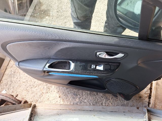 bontott RENAULT CLIO IV Bal első Ajtó (Részeivel)