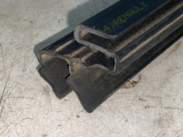 bontott RENAULT CLIO IV Bal első Vízlehúzó Gumicsík