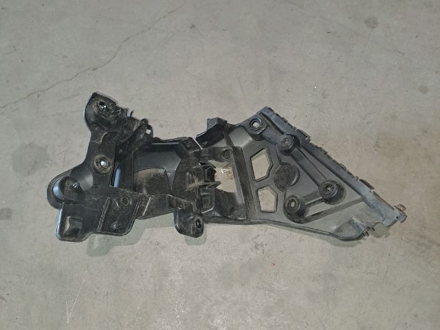 bontott RENAULT CLIO IV Bal hátsó Oldal Lökhárító Tartó (Műanyag)