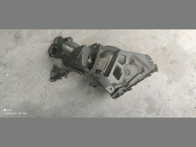 bontott RENAULT CLIO IV Bal hátsó Oldal Lökhárító Tartó (Műanyag)