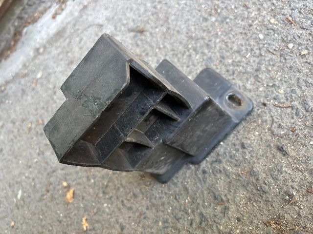 bontott RENAULT CLIO IV Bal Lökhárító Tartó Nyúlványvég