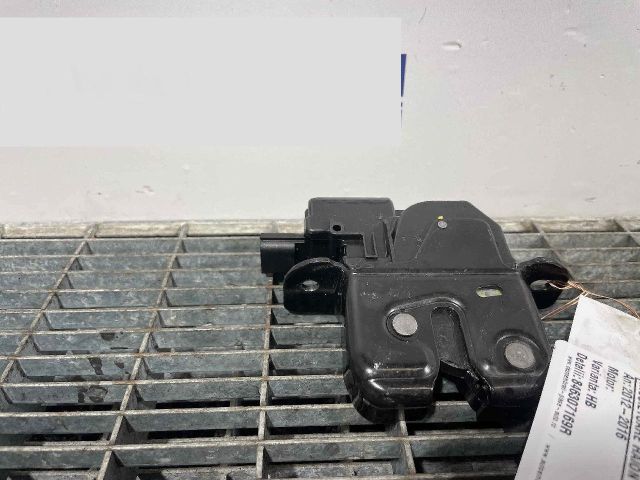 bontott RENAULT CLIO IV Csomagtérajtó Ütköző