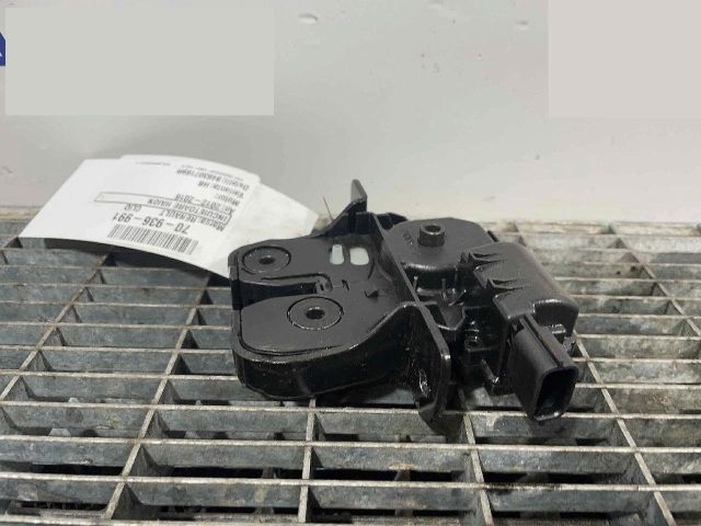 bontott RENAULT CLIO IV Csomagtérajtó Ütköző