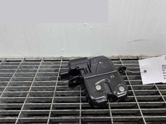 bontott RENAULT CLIO IV Csomagtérajtó Ütköző