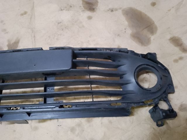 bontott RENAULT CLIO IV Első Lökhárító Alsó Középső Díszrács