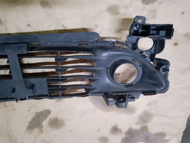 bontott RENAULT CLIO IV Első Lökhárító Alsó Középső Díszrács