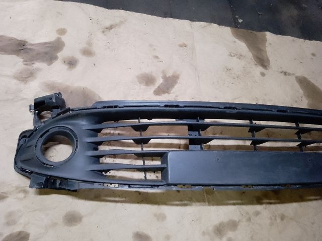 bontott RENAULT CLIO IV Első Lökhárító Alsó Középső Díszrács