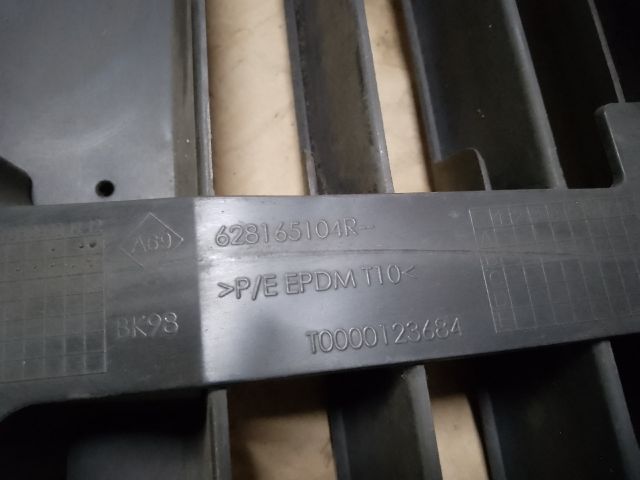 bontott RENAULT CLIO IV Első Lökhárító Alsó Középső Díszrács