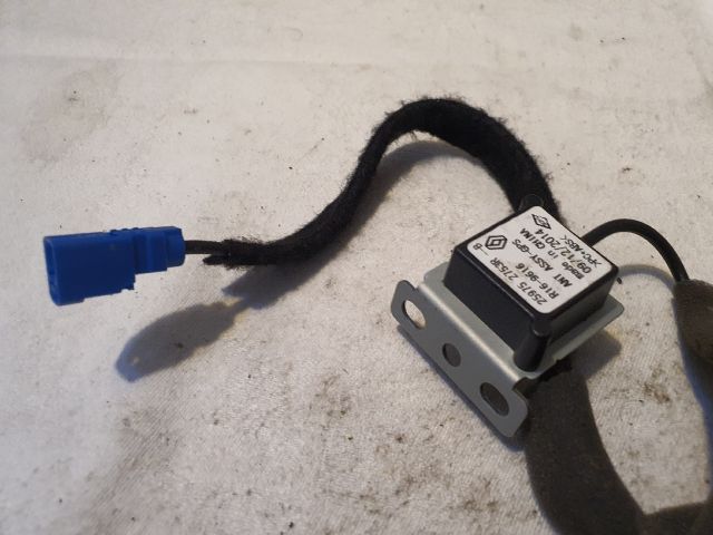 bontott RENAULT CLIO IV GPS Antenna