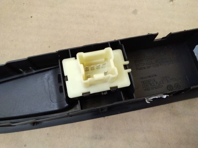 bontott RENAULT CLIO IV Jobb első Ablakemelő Kapcsoló