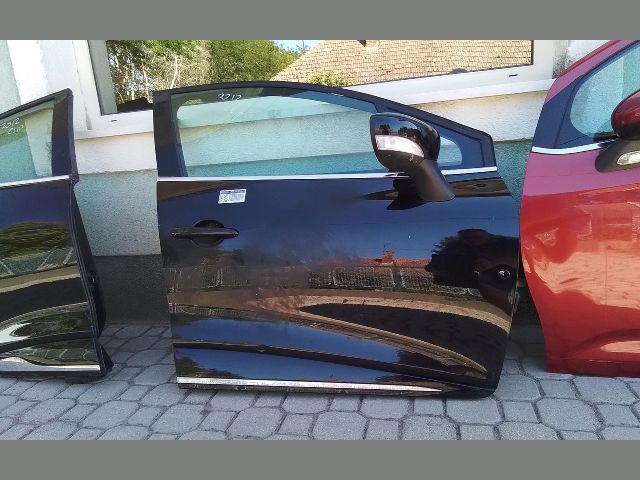 bontott RENAULT CLIO IV Jobb első Ajtó (Részeivel)