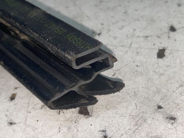 bontott RENAULT CLIO IV Jobb első Vízlehúzó Gumicsík