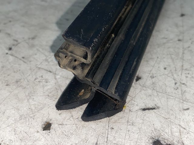 bontott RENAULT CLIO IV Jobb hátsó Vízlehúzó Gumicsík