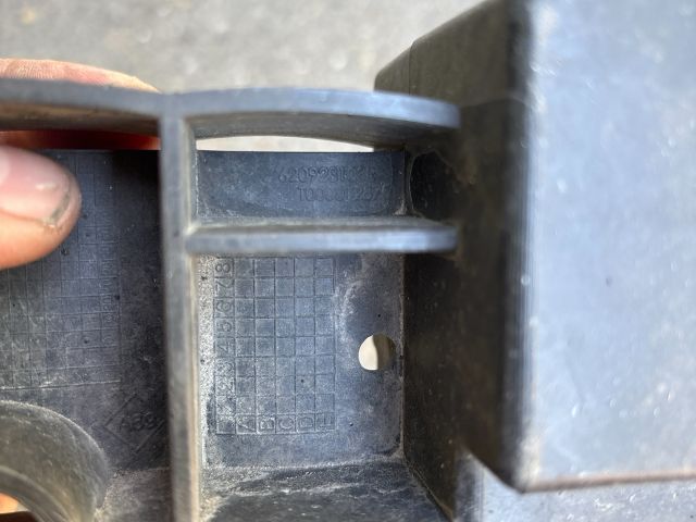 bontott RENAULT CLIO IV Jobb Lökhárító Tartó Nyúlványvég