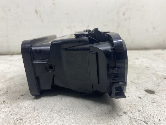 bontott RENAULT CLIO IV Középső Szellőző